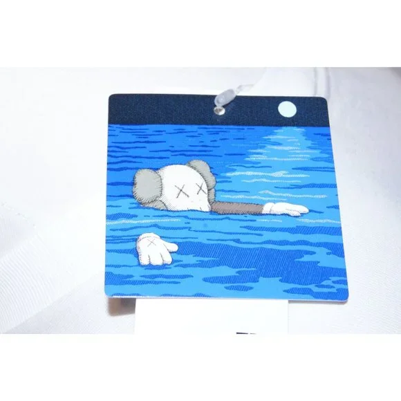 Uniqlo x KAWS T-Shirt - Picture 10 of 12